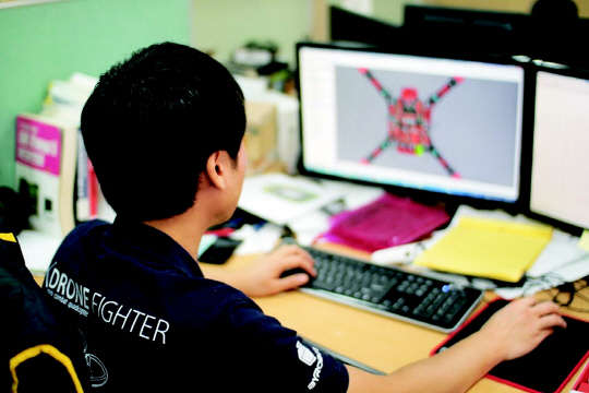 국내 중소기업 '바이로봇' 직원이 완구용 드론의 설계도를 살펴보고 있다. 이 회사는 드론의 진동을 최소화할 수 있는 정밀 금형과 사출 생산을 아웃소싱해 개발·생산비용을 약 30% 줄였으며, 올해 약 160% 정도의 매출 확대를 기대하고 있다.  바이로봇 제공